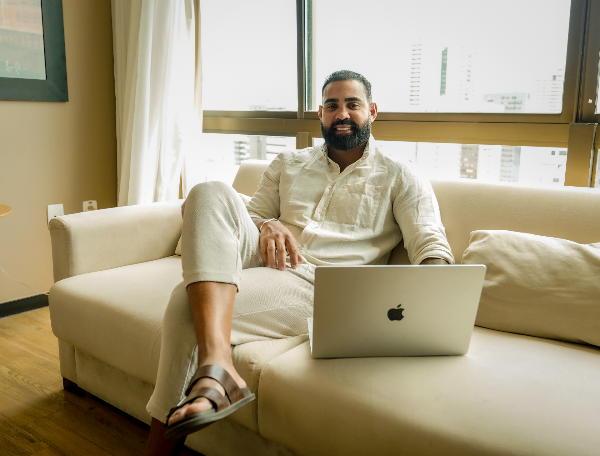 Tobias trabalhando remotamente em ambiente premium
