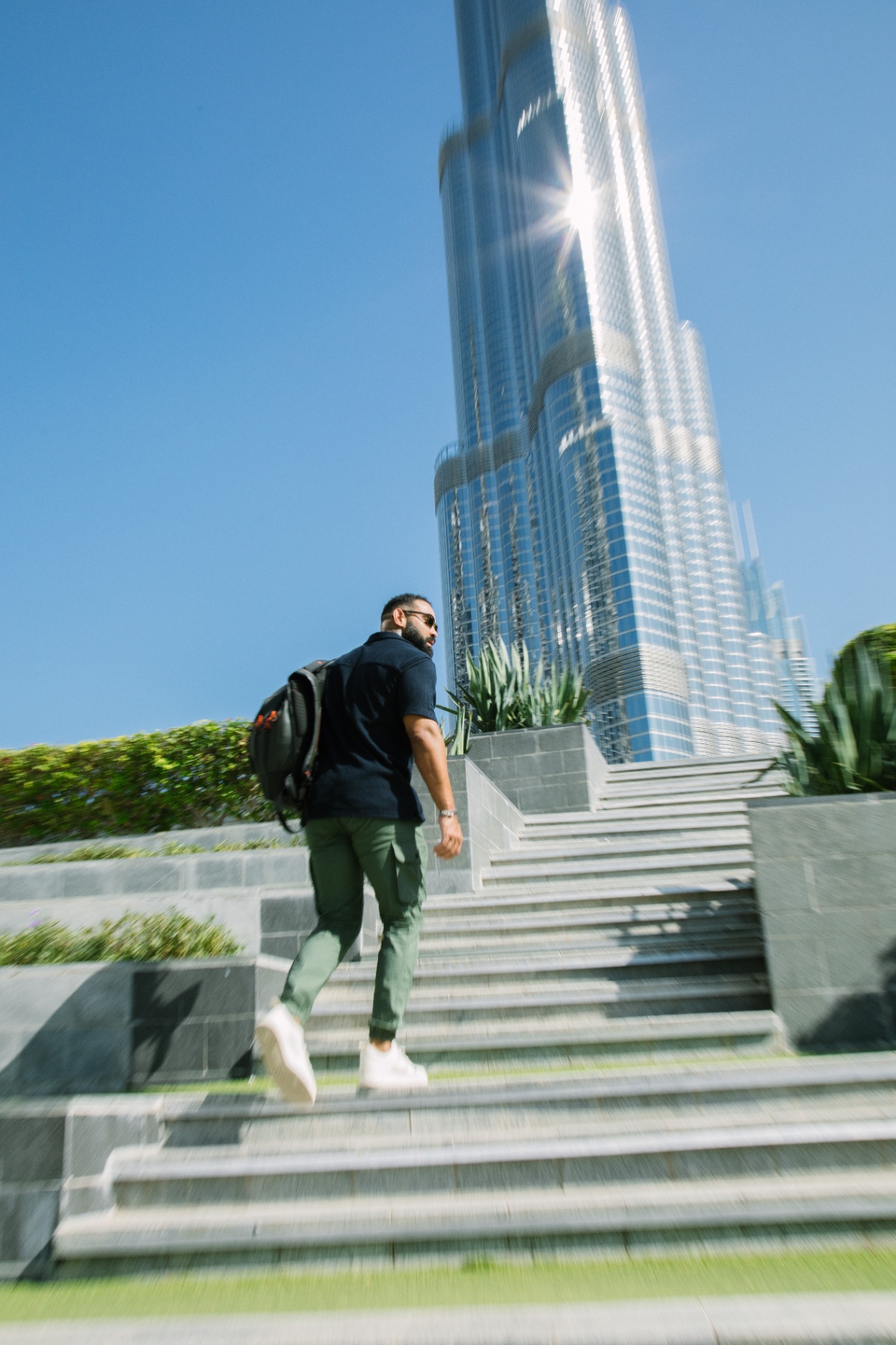 Tobias caminhando em Dubai, vida de nômade digital